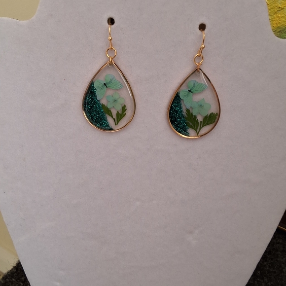 💥SALE💥HILDIE & JO, Butterfly & Flower Dangle Earrings NWT - Picture 4 of 5